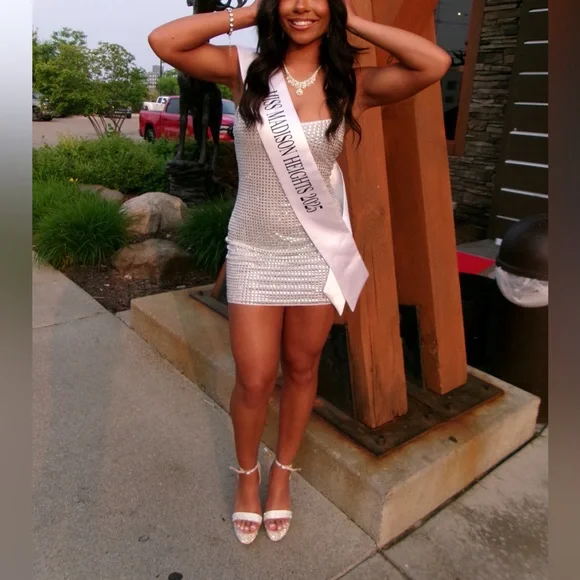 Elegant White Halter Dress - Picture 2 of 3